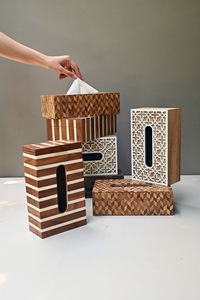 Boîte à mouchoirs rectangulaire en résine et bois, support décoratif fait main avec incrustation florale, idéal pour la maison, l'hôtel et la salle de bain - Product Image 4