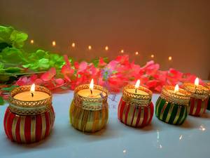 Support de bougie festif en fil de soie Matka Tealight Diya avec bordure en filigrane doré, décoration de Mandir pour Diwali, ensemble de cadeaux de mariage indien - Product Image 5