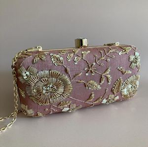 Pochette plissée dorée scintillante pour un look haute couture. Disponible à prix de gros en plusieurs quantités. - Product Image 3