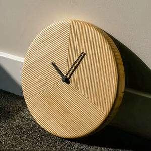 Reloj de Madera Analógico de Cuarzo Grabado Personalizado, Decoración de Pared Art Deco para Bodas - Product Image 1