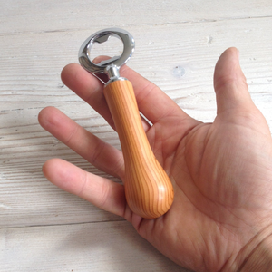Abridor de Botellas de Cerveza de Madera con Mango de Madera y Barras de Apertura de Metal Duraderas, Herramienta para Cocinas, Restaurantes y Decoración del Hogar - Product Image 3
