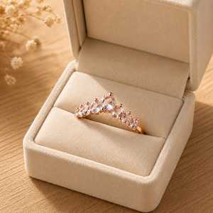 Bague en or massif 10K avec diamant de laboratoire VVS 1 carat couleur E, taille rose ronde, demi-éternité, bande superposable, courbée en chevron, pour mariage - Product Image 1