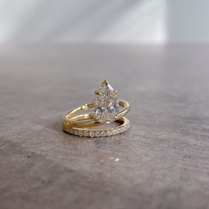 แหวนหมั้นทรงปรินเซสคัท เพชรเพาะเลี้ยงทรงปรินเซสคัท ทองคำแท้ 14k สีเหลืองทอง ดีไซน์กรงเล็บสามขา วงแหวนเชฟรอน - Product Image 1