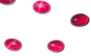 Rubis étoilé transparent ovale 13x18 mm 19,5 carats, cabochon poli créé en laboratoire avec effet étoile à 6 branches pour la fabrication de bijoux - Product Image 3