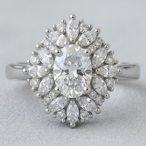 Anillo de cóctel unisex de latón con incrustaciones de circonita en forma de paz, engaste de garra, chapado en rodio, estilo glamuroso para compromiso - Product Image 1