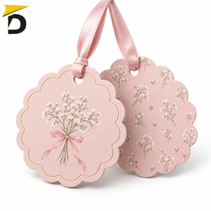 Étiquettes suspendues personnalisées avec logo, graphisme clair, papier cartonné de qualité supérieure et style attrayant pour la présentation de vêtements et de produits - Product Image 4