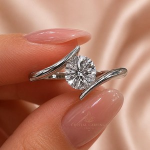 Anillo de Compromiso de Moissanita de 1 Quilate, Corte Solitario de 6.5mm, Plata de Ley 925 con Baño de Rodio, Anillo Minimalista de Promesa para Boda o Fiesta - Product Image 4