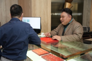 Gabinete de Almacenamiento de Activos UHF RFID Gold con Gestión de Inventario en Tiempo Real Nextwaves Hecho en Vietnam - Product Image 3