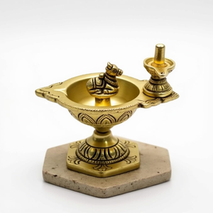 Lámpara de aceite artesanal de latón Pradhosha Linga Vilakku con Nandi y Shiva Lingam, decoración tradicional para templo Pooja Deepam, festival. - Product Image 1