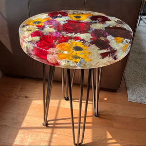 Table d'appoint en résine TIMELESS CRAFT, motif rose et tournesol pressés, écologique, peinte à la main – Couleur et taille personnalisables - Product Image 1
