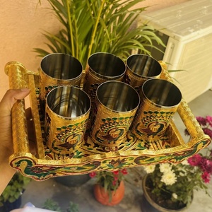 Élégance dans l'ensemble de gobelets en émail Meenakari faits à la main avec plateau doré orné, magnifique ensemble de vaisselle de style Meenakari. - Product Image 1