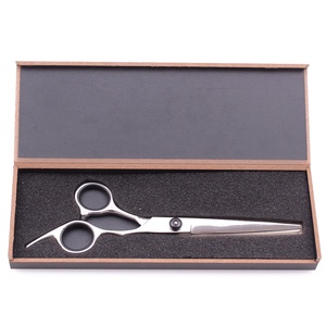 Tijeras Profesionales de Peluquería con Marca Personalizada, con Hojas Rectas de Acero Inoxidable en un Estuche Elegante - Product Image 6