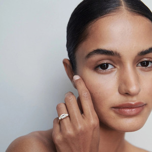 Bague de fiançailles en diamant de laboratoire à trois pierres, or 14 carats, taille émeraude, pierres latérales en forme de poire, bague de mariage et d'anniversaire de luxe pour mariée - Product Image 2