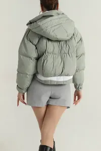 เสื้อแจ็คเก็ตดาวน์อุ่นๆ สำหรับผู้หญิง ดีไซน์ทันสมัยสำหรับฤดูหนาว  รับออกแบบพร้อมปักโลโก้  บุด้วยหนังแกะ  ผ้าไนลอน  ผ้าแคนวาส สำหรับใช้งานกลางแจ้ง - Product Image 3