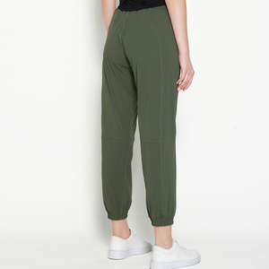 Pantalones deportivos grises para hombre con cintura elástica, cordón ajustable y bolsillos grandes, ligeros, transpirables y casuales. - Product Image 6