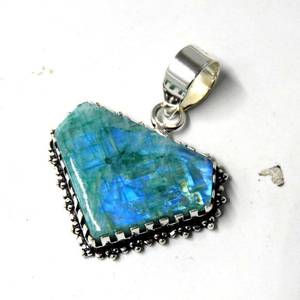 Pendentif artisanal vintage en argent sterling plaqué or avec serti clos et pierre de lune verte, élégant bijou en pierre précieuse naturelle - Product Image 2
