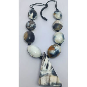 Collar con Colgante de Cuerno Elegante y de Alta Calidad, Hecho a Mano con Resina, Madera, Metal y Hueso, con Diamante y Perla, Cadena Única, Artesanía Natural - Product Image 3