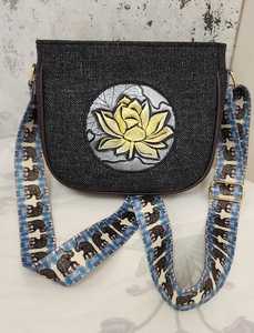 Sac messager noir en PU pour femme, motif floral en relief, sac à bandoulière avec fermeture éclair et sangle à motifs pour usage quotidien - Product Image 1