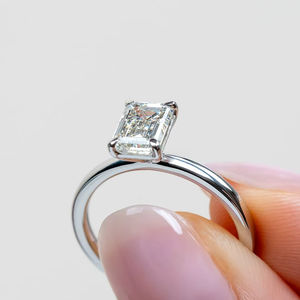 Anillo de Compromiso Solitario Minimalista de Oro de 18K/14K/10K con Diamante Cultivado en Laboratorio con Corte Esmeralda de Lujo VVS Diam de 2.00 Ct, Certificado por IGI, Personalizado - Product Image 1