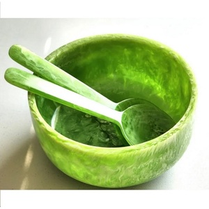 Bol à salade en résine écologique, ensemble de cuillères à salade en résine à motif tourbillonnant unique, couverts et ustensiles de cuisine, bol en résine minimaliste vert marbré - Product Image 1