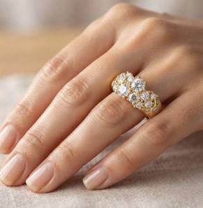 Anillo de Compromiso y Boda Unisex de Oro Amarillo de 14K con Diamante Cultivado en Laboratorio, Estilo Hiphop, con Diseño de Racimo de Corte Brillante Redondo - Product Image 3