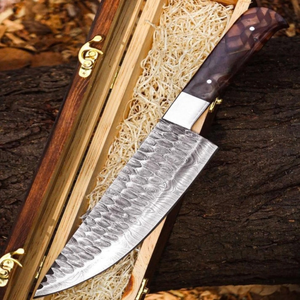 Couteau de chef à motif damas argenté avec manche en bois brun foncé, lame large et tranchante, couteau de cuisine pour la viande - Product Image 1