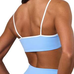 Sujetador deportivo azul claro para mujer con logo personalizado, ribete en contraste, tirantes finos, top corto para entrenamiento, conjunto de gimnasio con cuello en V, ropa deportiva al por mayor - Product Image 3