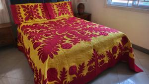 Magnifiques couvre-lits hawaïens brodés à la main en coton 100% jaune et rouge pour la décoration de la maison et des hôtels - Product Image 2