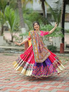 Ensemble Lehenga en coton mousseline épais Royal Mirror Charm entièrement cousu avec des détails en miroir véritable, bordure en dentelle Lampi et dupatta en dentelle Samosa - Product Image 2