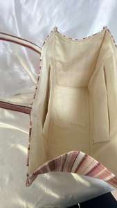 Sac fourre-tout rose à rayures de qualité supérieure, tendance et éco-responsable, un accessoire de mode affirmé - Product Image 6