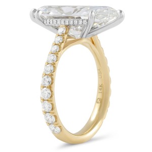 Bague de fiançailles et d'anniversaire en or jaune plaqué rhodium avec diamant taille marquise de 6,10 carats et pavé conique - Product Image 2