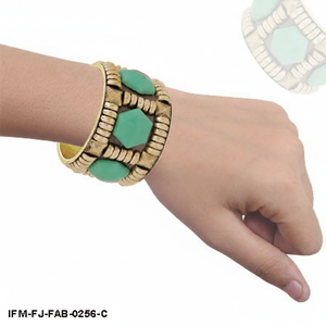 กำไลข้อมือวินเทจสีทองโบราณประดับด้วยหินเรซิ่นสีเขียวรูปหกเหลี่ยม ของขวัญสำหรับเธอ - Product Image 4