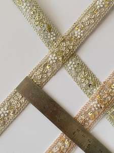 Tela de Organza con Diseño Floral Ecológico, Bordada con Perlas y Encaje, Estilo Ejecutivo, Personalizada, Elegante y Atemporal, con Pedrería - Product Image 4