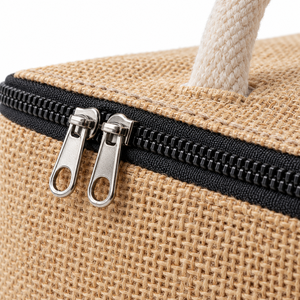 Sac de rangement en jute personnalisable à motif lettres avec fermeture éclair, couvercle et poignées en corde pour vêtements, linge et courses – Vente en gros - Product Image 3