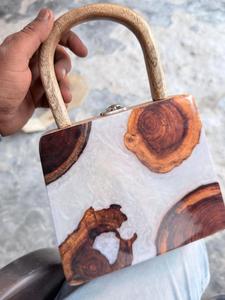 B.H CRAFTS BH-1702 Bolso de Mano Hecho a Mano con Resina Vintage y Acabado de Madera, Asa de Madera Natural, Cierre de Cierre de Broche de Epoxi Transparente para Mujer - Product Image 2