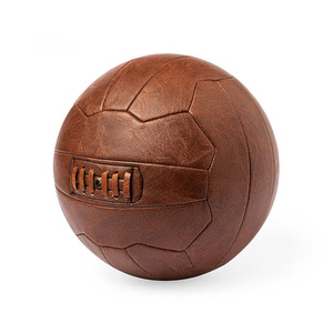 Ballon de football vintage en cuir véritable, artisanal et haut de gamme, avec design vintage et coutures classiques, en vente. - Product Image 2