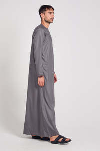 Jubba Arabe Traditionnelle pour Hommes, Longueur Ras du Sol, 100% Polyester, Conçue pour le Confort, Vente en Gros à l'Exportation - Product Image 2