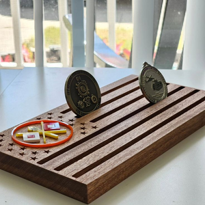 Exhibidor de Monedas de Madera con Acabado Pintado, Elegante Soporte para Monedas - Product Image 1