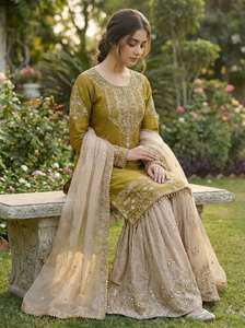 Costume en soie pour grandes occasions avec broderie Dori riche et complexe - Product Image 4