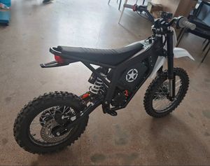 Vélo tout-terrain pour enfants à pneus larges de 20 pouces, noir avec logo étoile blanche, durable, pour jouer en extérieur toutes saisons - Product Image 1