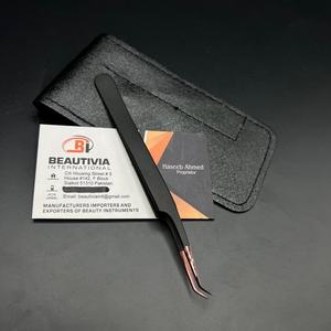 Pince à cils personnalisée à 90 et 45 degrés pince à épiler d'extension de cils en acier durable à revêtement de couleur avec pochette en cuir et logo gravé - Product Image 2