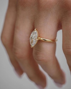 Bague minimaliste en or jaune 14 carats avec diamant moissanite taille marquise 2 carats, bande droite de 1,8 mm, élégante bague d'anniversaire - Product Image 4