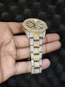 Reloj de Cuarzo con Incrustaciones de Diamantes Moissanite, Caja Redonda de 41 mm, Pantalla Analógica con Números Romanos, Cierre Desplegable de Acero Inoxidable para Hombre - Product Image 2