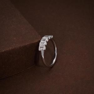 Bague en or blanc massif avec diamant taille émeraude, cinq pierres, sertie à griffes, bande simple et classique, demi-éternité, pour anniversaire ou mariage - Product Image 3