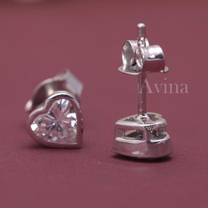 Boucles d'oreilles solitaires en diamant de laboratoire certifié IGI, forme cœur, serties clos en or 18 carats - Product Image 3