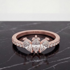 Elegante Anillo de Boda de Oro Fino con Diamantes para Mujer - Diseño Moderno para Uso Diario, Aniversarios y Fiestas - Product Image 1
