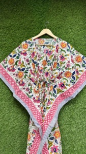 Kaftan en coton écologique imprimé à la main pour femme, motif floral coloré, col en V, taille à cordon, manches courtes, idéal pour les vacances d'été et les tenues de plage. - Product Image 6