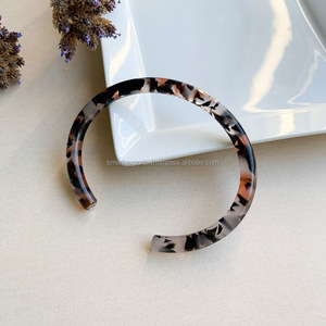 Elegante Brazalete de Resina Acrílica con Diseño de Mármol Negro Transparente, Brazalete Abierto Moderno, Joyería de Resina Artesanal para Mujer - Product Image 1