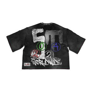 Conjunto de dos piezas de camiseta y shorts de mezclilla estilo urbano: Camiseta vintage con gráfico universitario y detalles de tachuelas, corte cropped y estilo boxy, para fabricación al por mayor. - Product Image 2