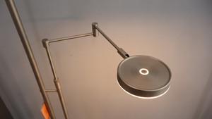 Lampe sur pied minimaliste moderne pour mère et fils, abat-jour en métal, base LED, lumière blanc chaud 2700K, usage résidentiel, Lumetal Vietnam - Product Image 5